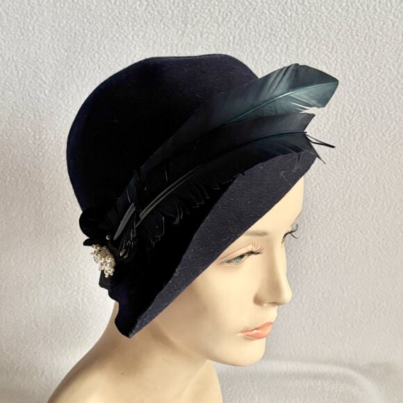 1920s 1930s Black Wool Cloche Hat with Feathers - Picture 6 of 16